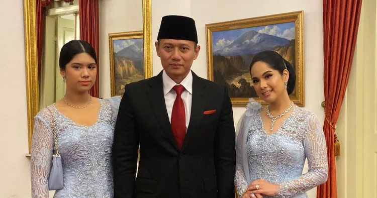 agus-harimurti-yudhoyono-bersama-keluarga