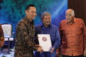 Agus Harimurti Yudhoyono Ahy Menyerahkan Sertifikat Dan Piagam Kepada Para Pembiara Di Forum The Yudhoyono Institute