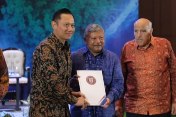 Agus Harimurti Yudhoyono Ahy Menyerahkan Sertifikat Dan Piagam Kepada Para Pembiara Di Forum The Yudhoyono Institute