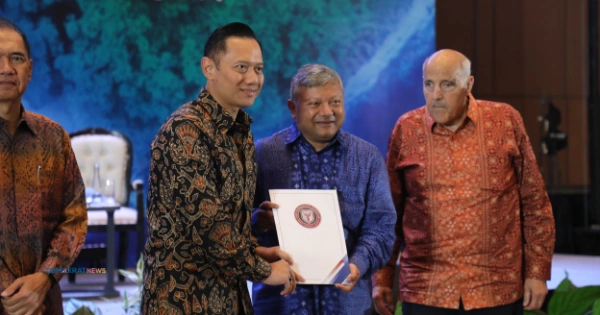 Agus Harimurti Yudhoyono Ahy Menyerahkan Sertifikat Dan Piagam Kepada Para Pembiara Di Forum The Yudhoyono Institute
