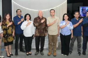 Menteri Transmigrasi Iftitah Sulaiman Suryanegara Bersama Media
