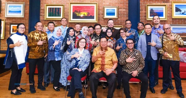 Susilo Bambang Yudhoyono Sby Bersama Menteri Ekraf Teuku Riefky Harsya