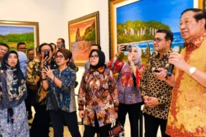 Susilo Bambang Yudhoyono Sby Saat Menerima Kunjungan Menteri Ekraf Di Cikeas Art Gallery