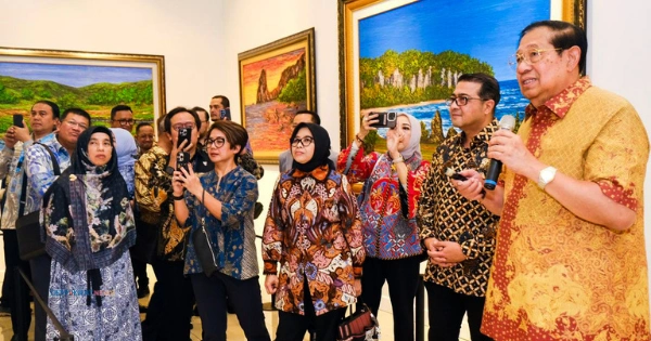 Susilo Bambang Yudhoyono Sby Saat Menerima Kunjungan Menteri Ekraf Di Cikeas Art Gallery