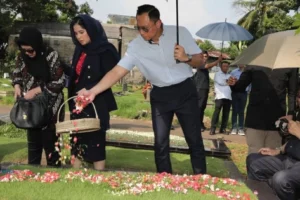 Ahy Dampingi Annisa Saat Pemakaman Pakde Djoni Di Tanah Kusir
