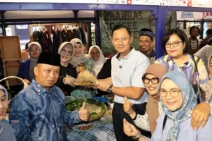 Hadir Di Blue Lab Community Festival Ahy Borong Produk Umkm