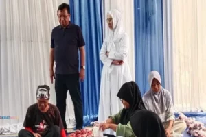 Herman Khaeron Dan Istri Melihat Pembagian Daging Kurban