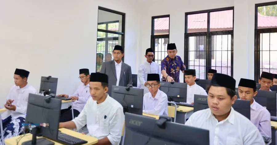 Ibas Tinjau Blkk Di Pacitan