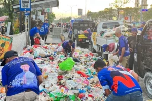 Kader Demokrat Pekanbaru Membersihkan Sampah
