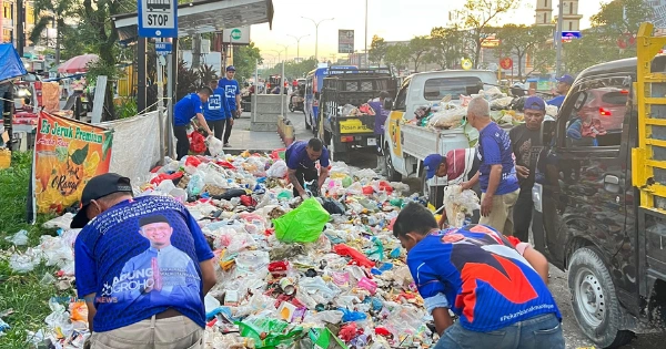 Kader Demokrat Pekanbaru Membersihkan Sampah