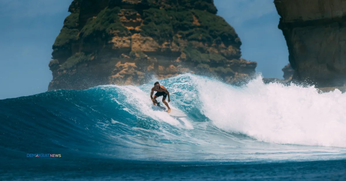 Surfing Di Teluk Ekas Lombok