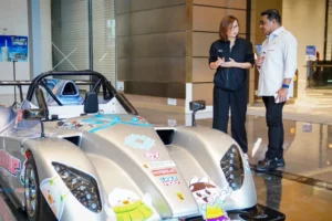 Teuku Riefky Dan Mobil Balap Kreatif