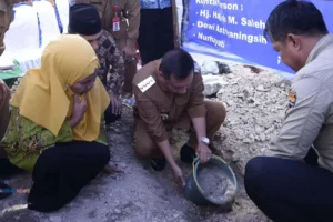Wali Kota Bima Sumbang 100 Sak Semen Untuk Aisyiyah