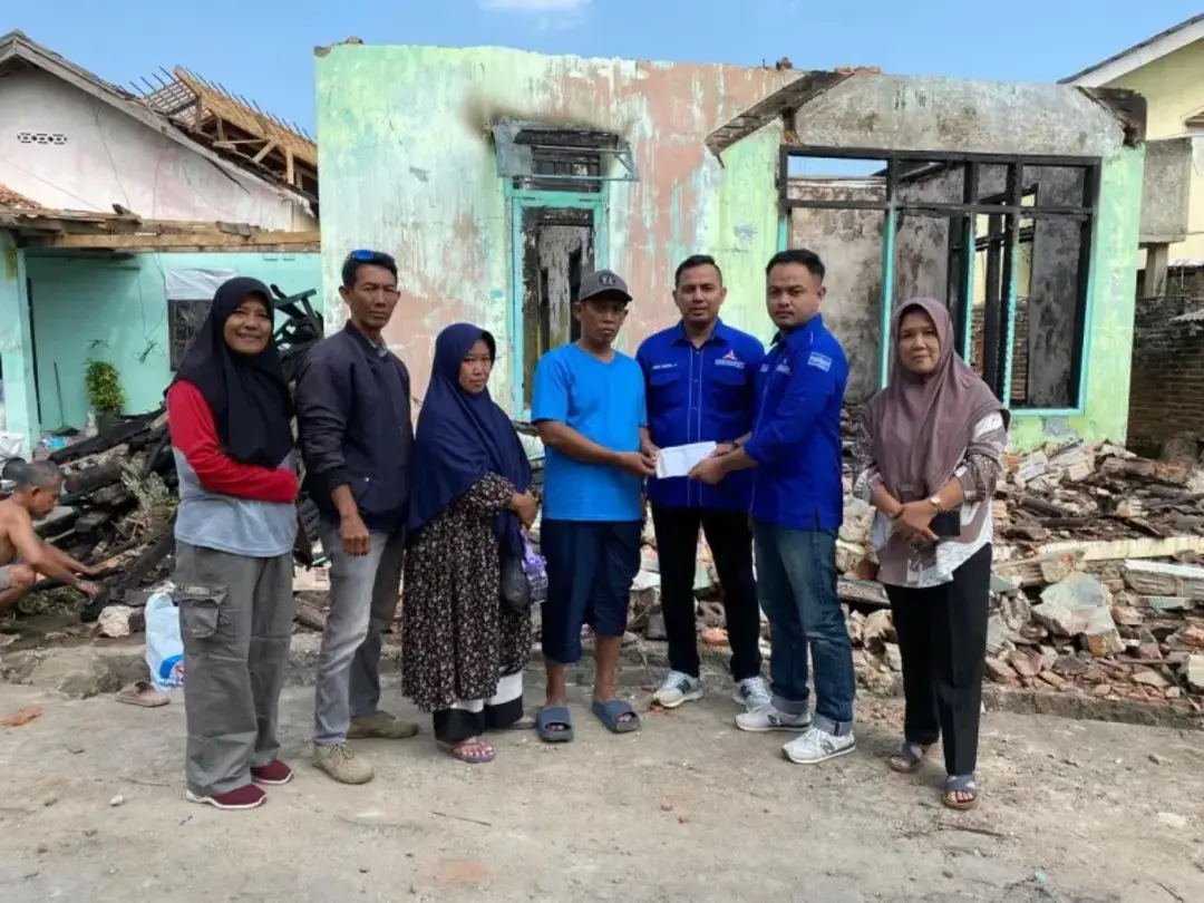 Demokrat Pesawaran Serahkan Bantuan Korban Kebakaran