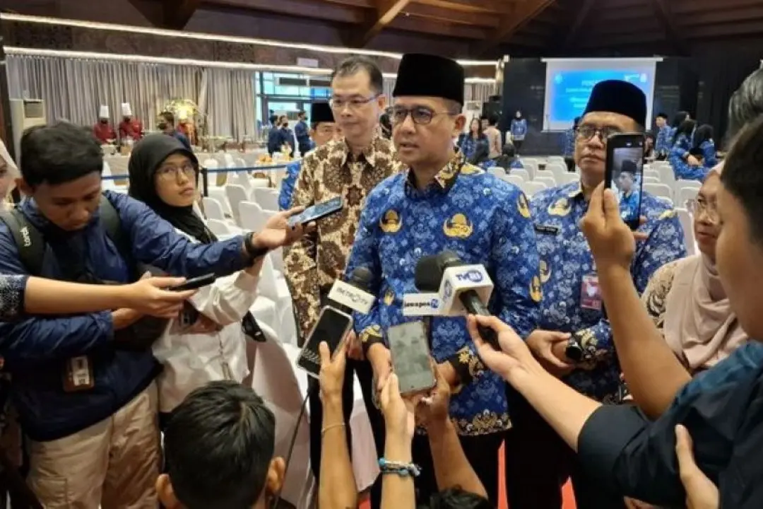 Menteri Transmigrasi Diwawancara Media