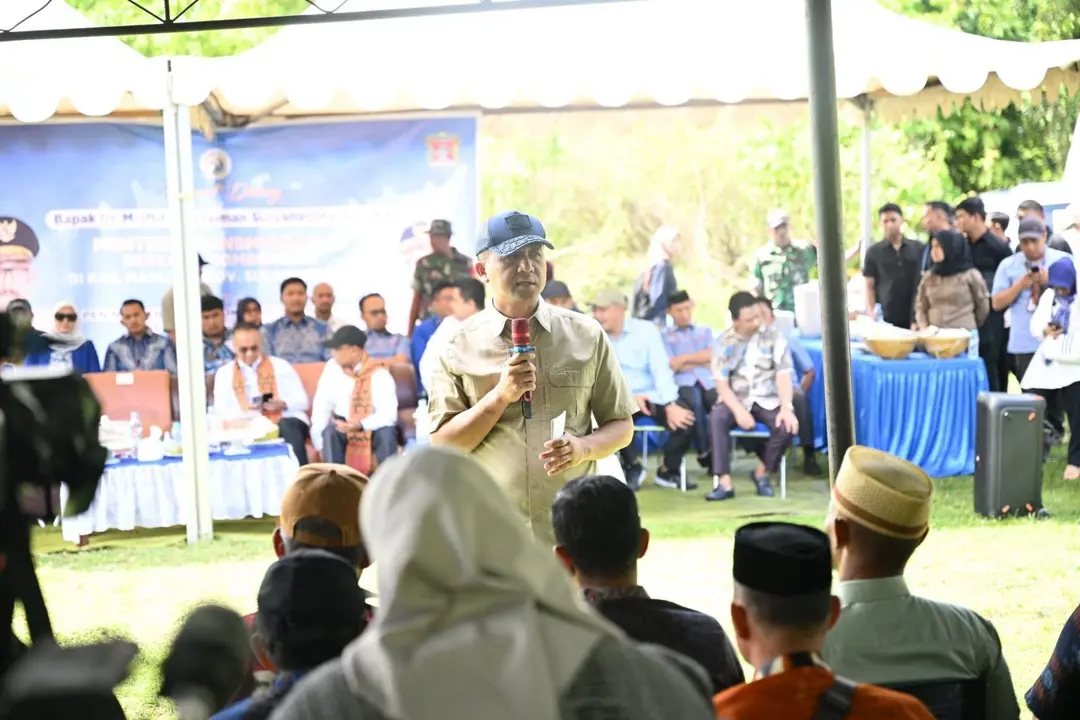 Menteri Transmigrasi Iftitah Berdialog Dengan Warga Transmigran Di Desa Kabuloang