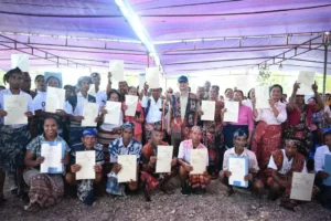 Menteri Transmigrasi Serahkan Shm Transmigran Sumba Timur