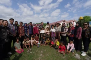 Menteri Transmigrasi Tinjau Rehabilitasi Sekolah