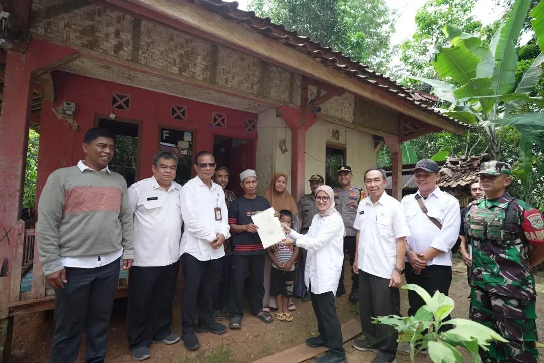 Penyerahan Sertifikat Tanah Transmigran