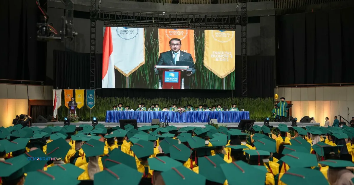 Teuku Rifky Harsya Di Wisuda Perbanas