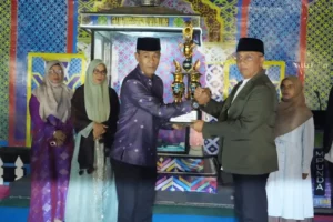 Wali Kota Bima Serahkan Piala Juara Umum Mtq Kecamatan Mpunda