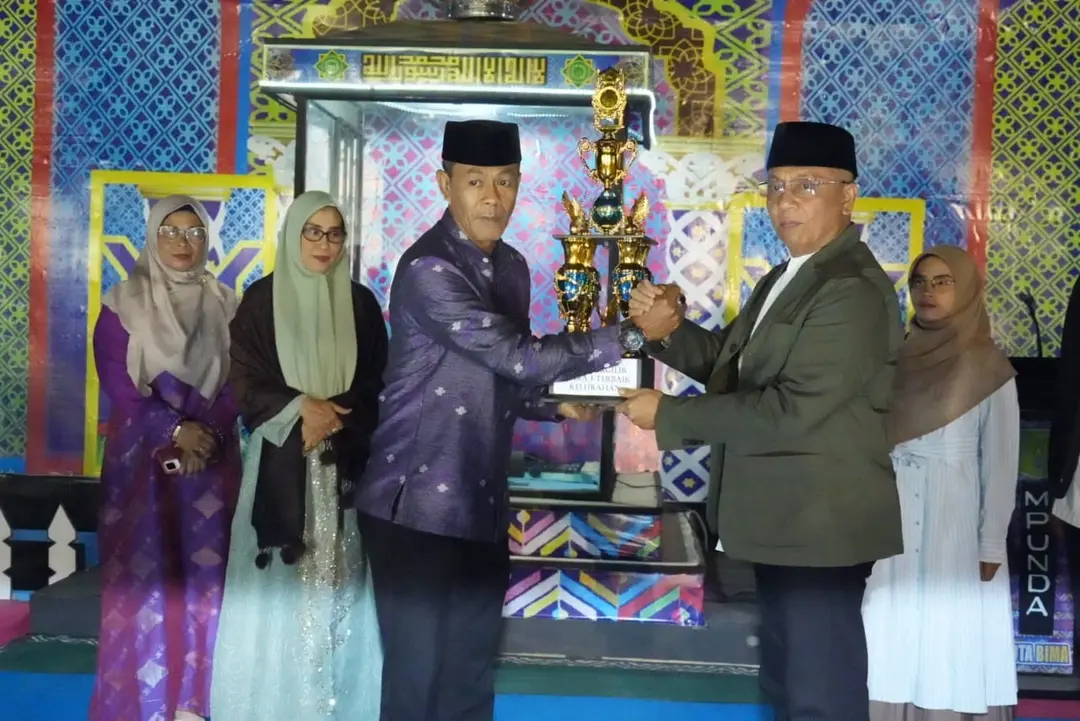 Wali Kota Bima Serahkan Piala Juara Umum Mtq Kecamatan Mpunda