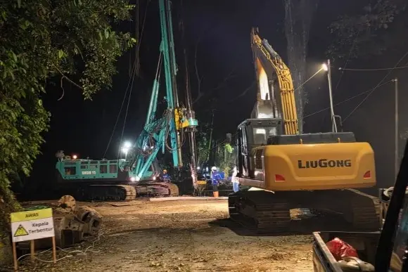 Alat Berat Preservasi Jalur Gumitir