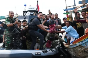 Menko Ahy Serahkan Bantuan Kepada Nelayan