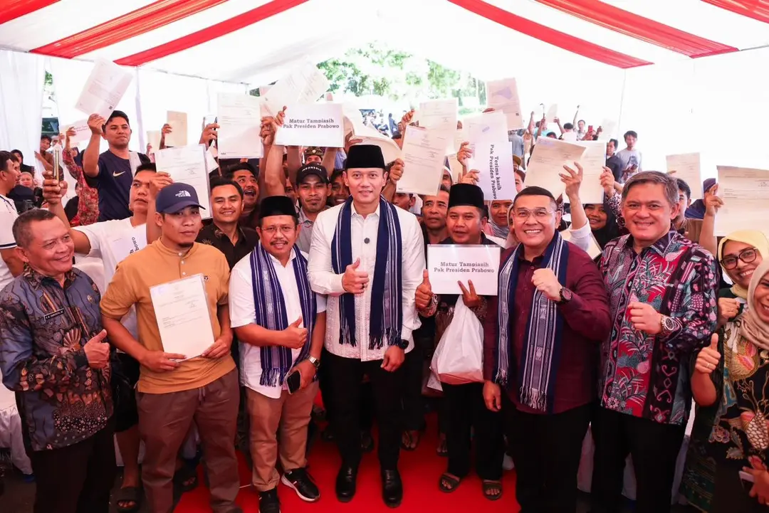 Menko Ahy Serahkan Sertifikat Tanah Di Lombok Barat