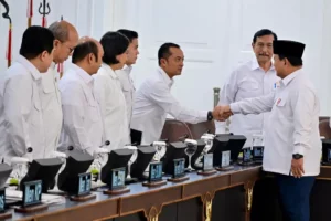 Prabowo Berjabat Tangan Dengan Para Menteri