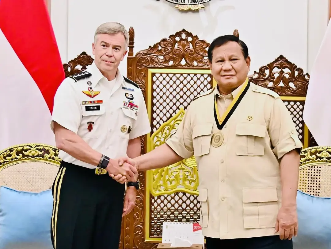 Prabowo Jenderal Fenton Berjabat Tangan