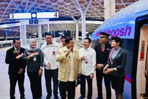 Prabowo Naik Kereta Whoosh Bersama Penumpang Umum Prabowo Naik Kereta Whoosh Bersama Penumpang Umum