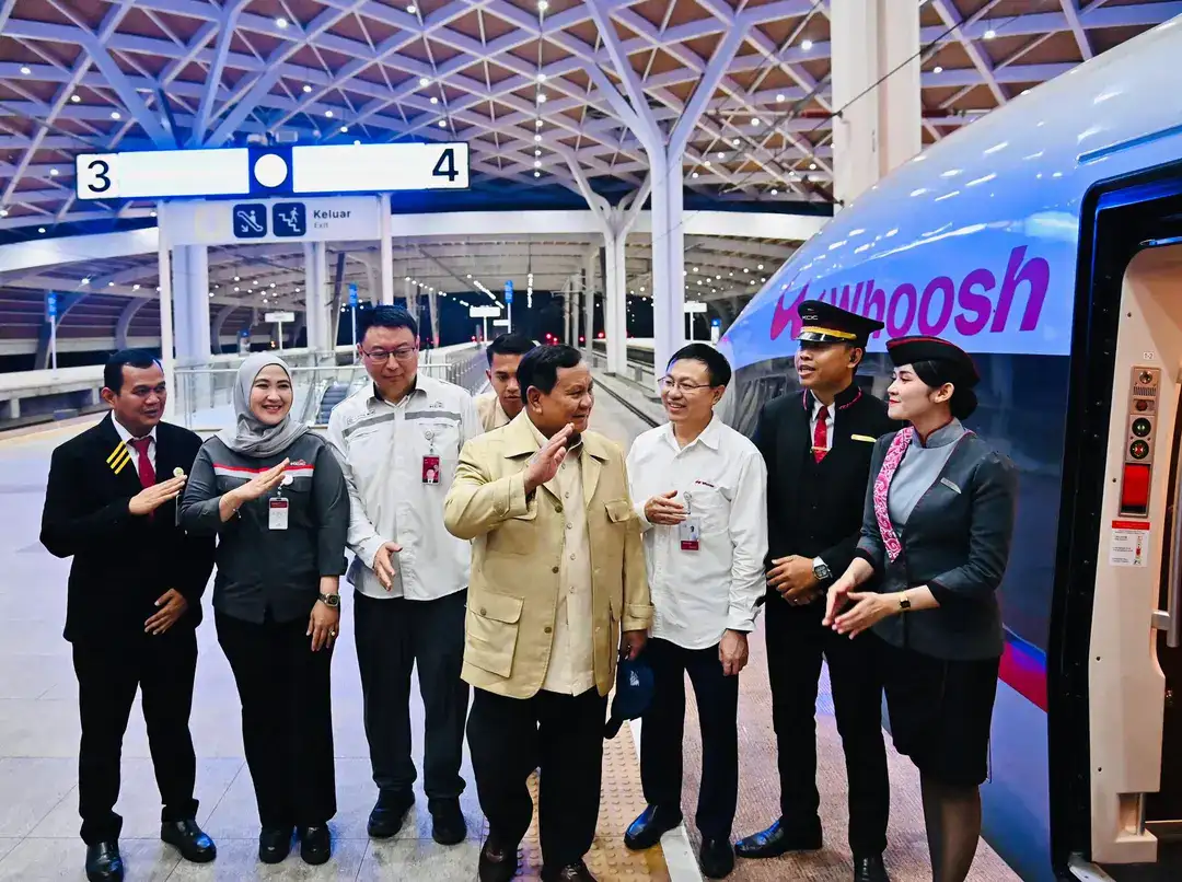 Prabowo Naik Kereta Whoosh Bersama Penumpang Umum