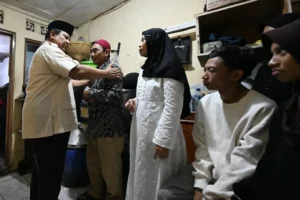 Prabowo Peluk Keluarga Driver Ojol
