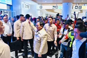 Presiden Prabowo Disambut Antusias Warga Di Stasiun Tegalluar