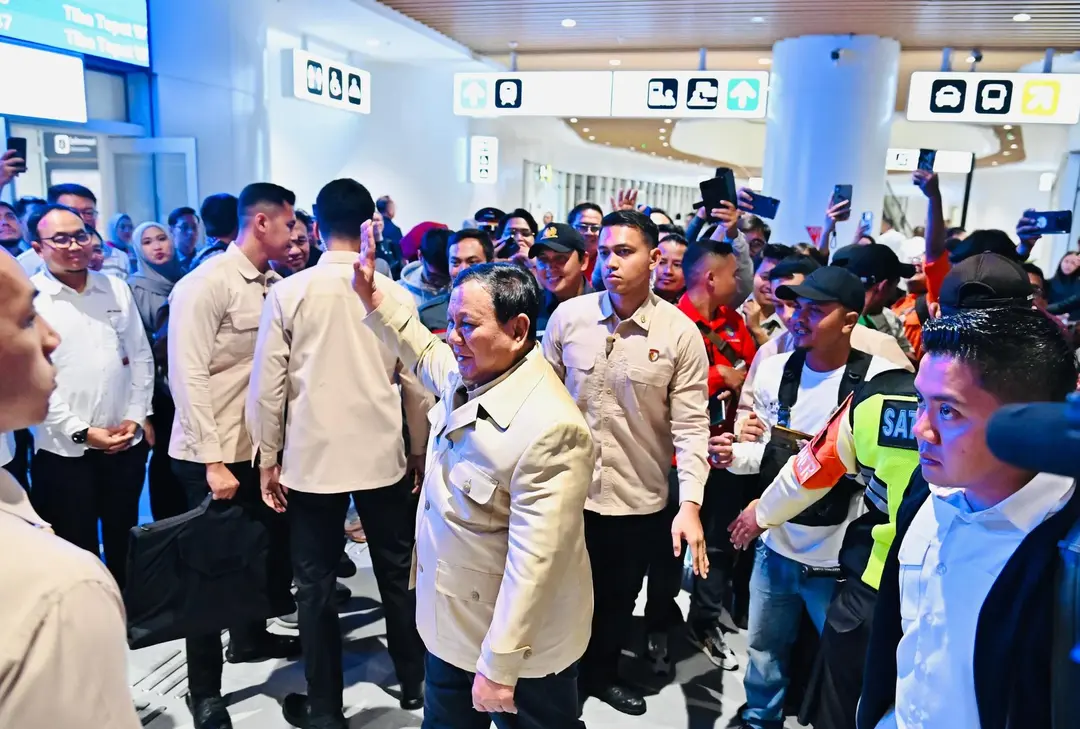 Presiden Prabowo Disambut Antusias Warga Di Stasiun Tegalluar