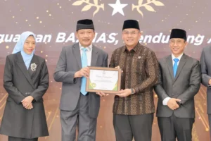 Wamen Atrbpn Ossy Dermawan Terima Penghargaan Baznas Award 2025 Wamen Atrbpn Ossy Dermawan Terima Penghargaan Baznas Award 2025
