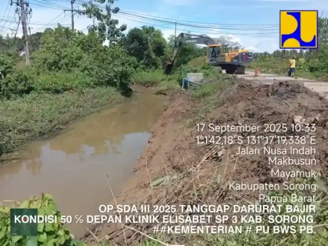 Excavator Keruk Sungai Sorong