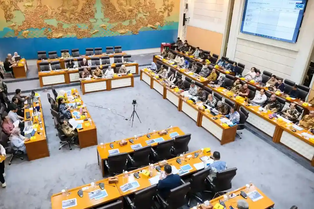 Menteri Ekraf Teuku Riefky Harsya Saat Rapat Kerja Dengan Komisi Vii Dpr Ri