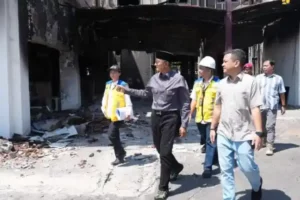 Menteri Pu Tinjau Kerusakan Gedung Pemerintah Pekalongan Menteri Pu Tinjau Kerusakan Gedung Pemerintah Pekalongan