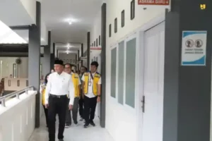Menteri Pu Tinjau Sekolah Rakyat Semarang