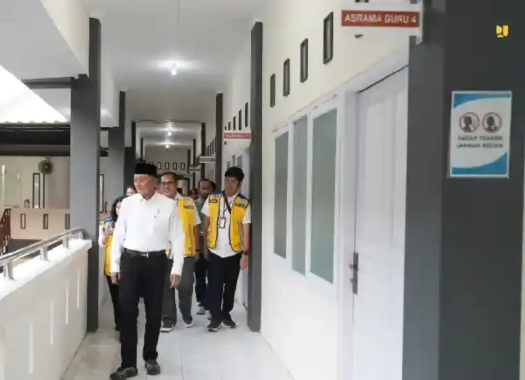 Menteri Pu Tinjau Sekolah Rakyat Semarang