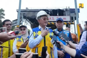 Peninjauan Kerusakan Gerbang Tol Jakarta Peninjauan Kerusakan Gerbang Tol Jakarta