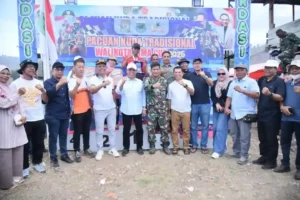 Wali Kota Bima Foto Bersama Saat Penutupan Pacuan Kuda Wali Kota Bima Foto Bersama Saat Penutupan Pacuan Kuda