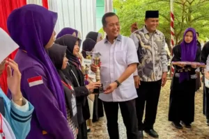 Gubernur Ntb Lalu Muhamad Iqbal Saat Mengapresiasi Lomba Resensi Buku Lokal