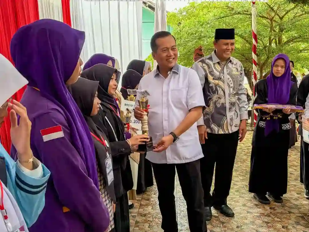 Gubernur Ntb Lalu Muhamad Iqbal Saat Mengapresiasi Lomba Resensi Buku Lokal