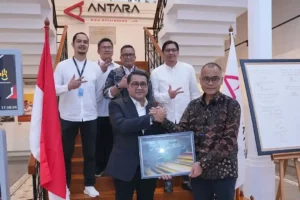 Menteri Ekraf Teuku Riefky Harsya Di Antara Heritage Center