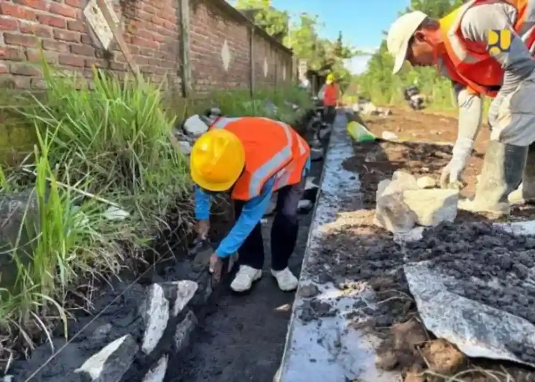 Pembangunan Jalan Usaha Tani Pisew