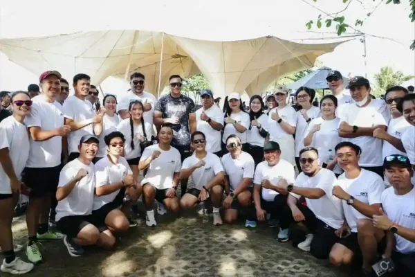 Ahy Lari Bersama Warga Manado