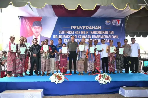 Ahy Serahkan Sertifikat Tanah Di Ponu